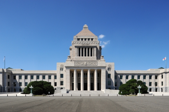 「日本初の女性首相、高市早苗総理大臣誕生で、化粧品業界はどうなる？」